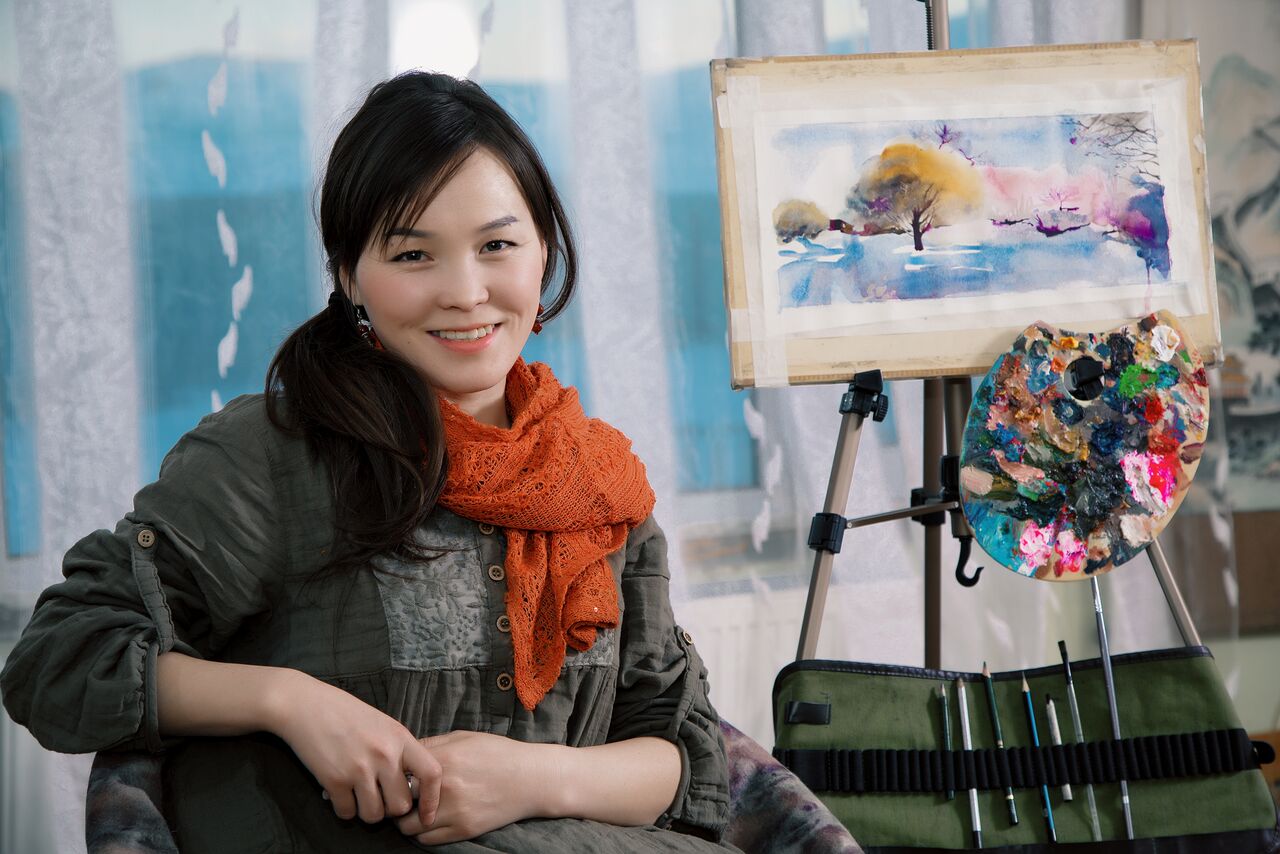 蒙古艺术家祖拉在其工作室